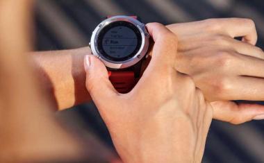 Using smartwatch to control insulin production