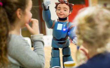 Children benefit from learning with social robots