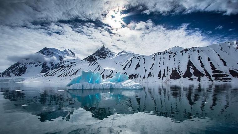 Soothing 360-degree scenes of the Arctic in virtual reality can help to ease...