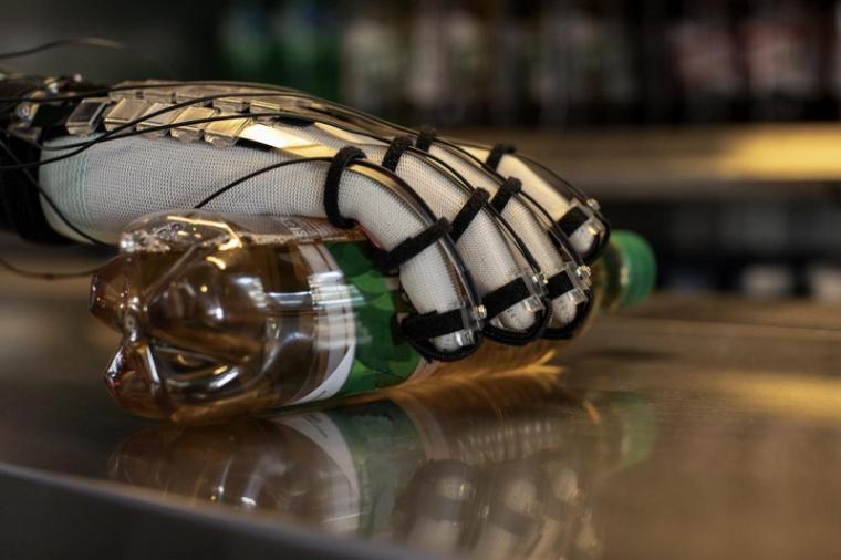 Scientists from EPFL and ETH Zurich have developed an ultra-light glove –...