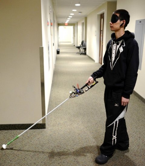 Study author Lingqiu Jin tests the robotic cane.